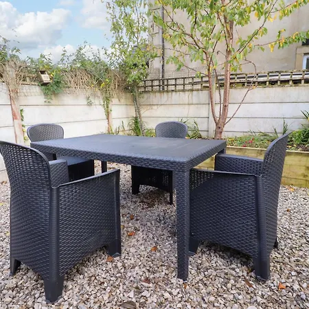 10 Haw Grove 度假居 *